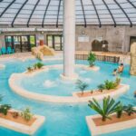 Piscine couverte avec jeux d'eau et bassins au Camping Les Garennes