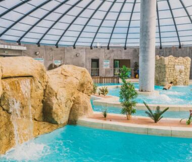 Piscine couverte avec cascades et bassins au Camping Les Garennes