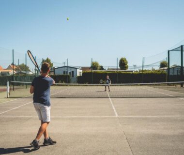 Court de tennis avec deux joueurs au Camping Les Garennes