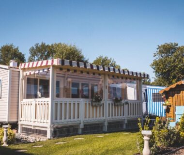 Terrasse couverte et mobil-home sur pelouse au Camping Les Garennes