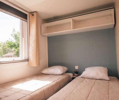 Chambre avec deux lits simples au Camping Les Garennes