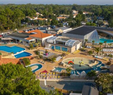 Complexe aquatique avec piscines et toboggans au Camping Les Genêts
