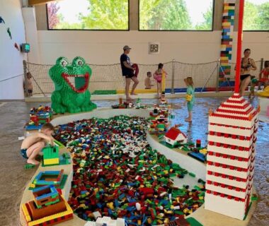 Piscine couverte avec jeux et enfants au Camping Les Genêts