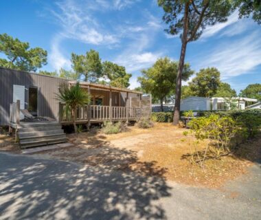 Emplacement ombragé avec mobil home et terrasse au Camping Les Genêts