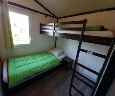 Chambre avec lits superposés et fenêtre dans l'hébergement du Camping Les Goélands Carnac