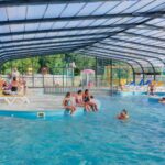 Piscine couverte avec nageurs et transats au Camping Les Goélands Carnac