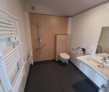 Salle de bains avec douche lavabo et WC suspendu au Camping Les Goélands Carnac