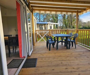 Terrasse en bois avec table et chaises au Camping Les Goélands Carnac