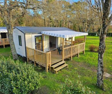 Terrasse en bois d'un mobil-home sur pelouse au Camping Les Goélands Carnac