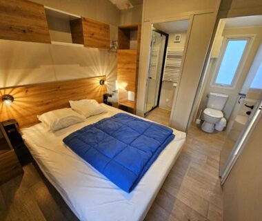 Chambre avec lit double et salle d'eau dans l'hébergement du Camping Les Goélands Carnac
