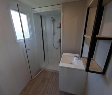 Salle de bain avec douche et lavabo du Camping Les Goélands Carnac