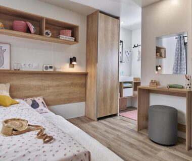 Chambre avec lit, rangements et coin lavabo dans le Camping Les Goélands - Maeva