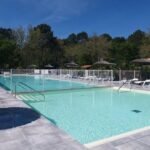 Piscine extérieure avec transats et parasols au Camping Les Goélands Maeva