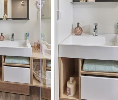 Salle de bain avec lavabo étagères et serviettes au Camping Les Goélands Maeva