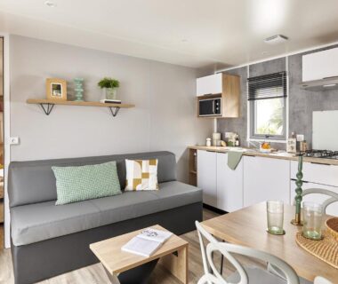 Intérieur salon et kitchenette dans le mobil-home du Camping Les Goélands Maeva