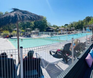 Piscine extérieure avec transats et parasols au Camping Les Goélands Maeva