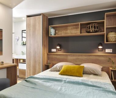 Chambre avec lit double et rangements au Camping Les Goélands Maeva