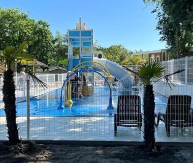 Aire aquatique avec toboggan et chaises longues au Camping Les Goélands – Maeva
