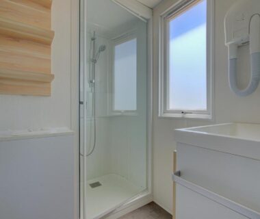Salle de bain avec douche et lavabo dans le Camping Les Jardins d Agathe