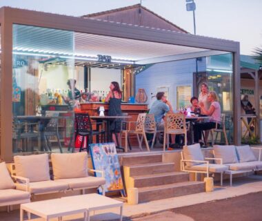 Terrasse avec bar et salons extérieurs au Camping Les Jardins d Agathe