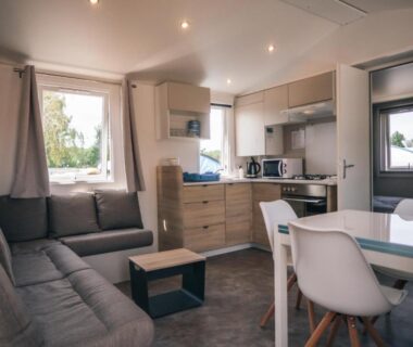 Intérieur mobil-home salon et kitchenette au Camping Les Jardins de la Mer