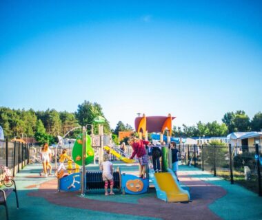 Aire de jeux pour enfants avec toboggans au Camping Les Jardins de la Mer