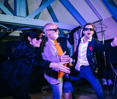 Salle d'animation avec trois artistes en train de danser au Camping Les Jardins de la Mer