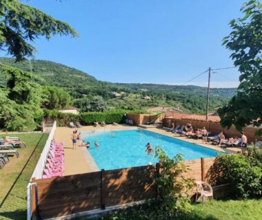 Piscine extérieure avec transats au Camping Les Lavandes