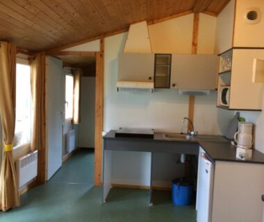 Intérieur avec kitchenette et coin séjour au Camping Les Lupins