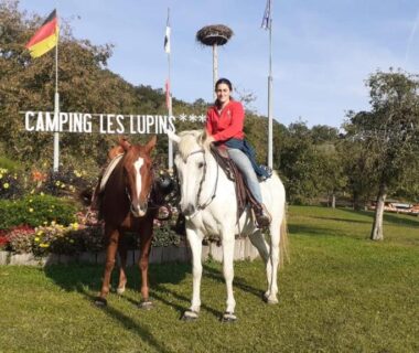 Entrée du camping avec cavalière et deux chevaux au Camping Les Lupins