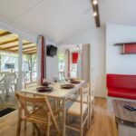 Intérieur avec coin repas et terrasse couverte du Camping Les Mizottes