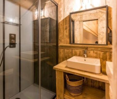 Salle de bain avec cabine de douche et lavabo au Camping Les Mizottes