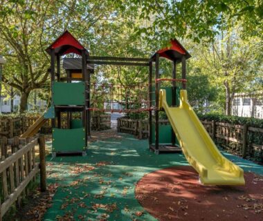 Aire de jeux avec toboggan et structures en bois au Camping Les Mizottes