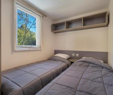 Chambre avec deux lits simples au Camping Les Mizottes