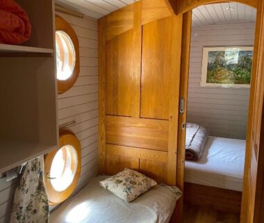 Intérieur cabine en bois avec lits au Camping Les Oliviers