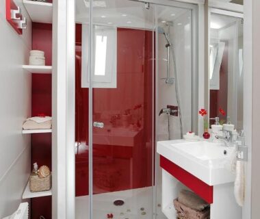 Salle de bains avec douche vitrée au Camping Les Oliviers