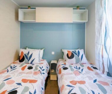 Chambre avec deux lits simples au Camping Les Oyats
