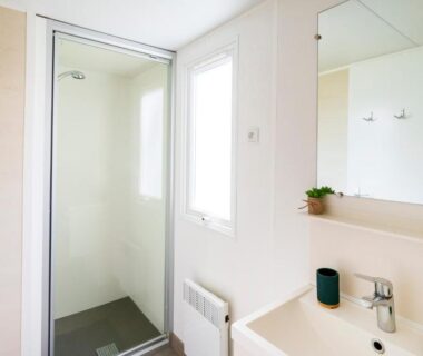 Salle de bain avec douche au Camping Les Oyats