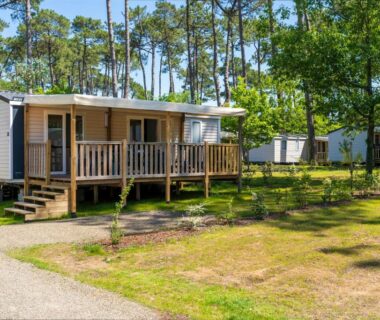 Mobil-home sur terrasse en bois au milieu des pins au Camping Les Oyats