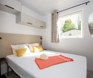 Chambre double lumineuse dans le mobil-home du Camping Les Pêcheurs Maeva