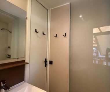 Salle de bains compacte avec douche et lavabo au Camping Les Pêcheurs – Maeva