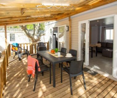 Terrasse en bois avec table et chaises au mobil-home du Camping Les Pêcheurs – Maeva