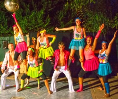 Scène extérieure avec danseurs en costume au Camping Les Pêcheurs Maeva