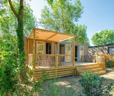 Mobil-home avec terrasse ombragée dans la pinède au Camping Les Pins - Bord de mer