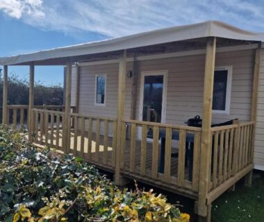 Terrasse en bois devant mobil-home au Camping Les P'tites Maisons dans la Prairie