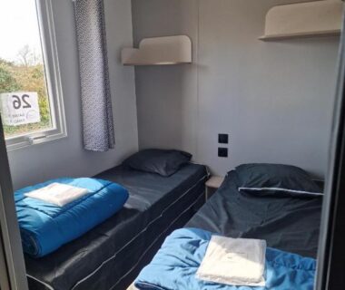 Chambre avec deux lits simples dans le Camping Les P'tites Maisons dans la Prairie