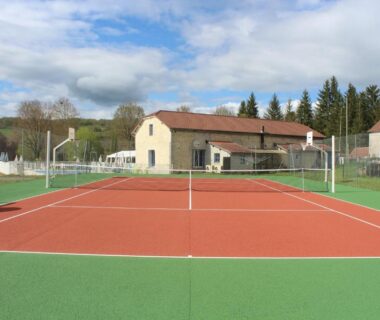 Terrain de tennis extérieur au Camping Les Rives du Céou