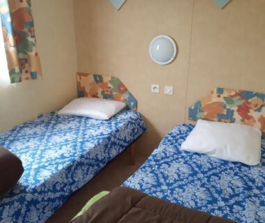 Chambre avec deux lits simples au Camping Les Rives du Céou
