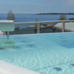 Piscine extérieure avec vue sur la mer au Camping Les Sables Blancs