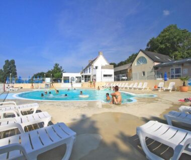 Piscine extérieure avec transats au Camping Les Sables Blancs